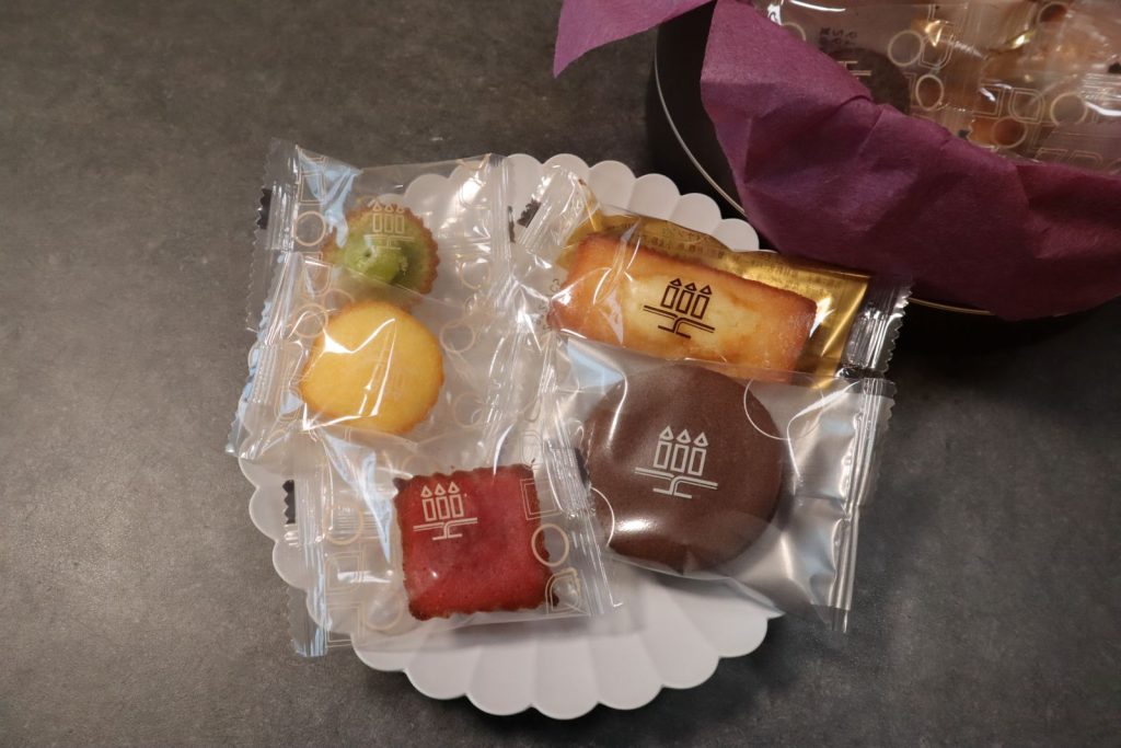 アンリ・シャルパンティエの個包装を皿に並べた様子。