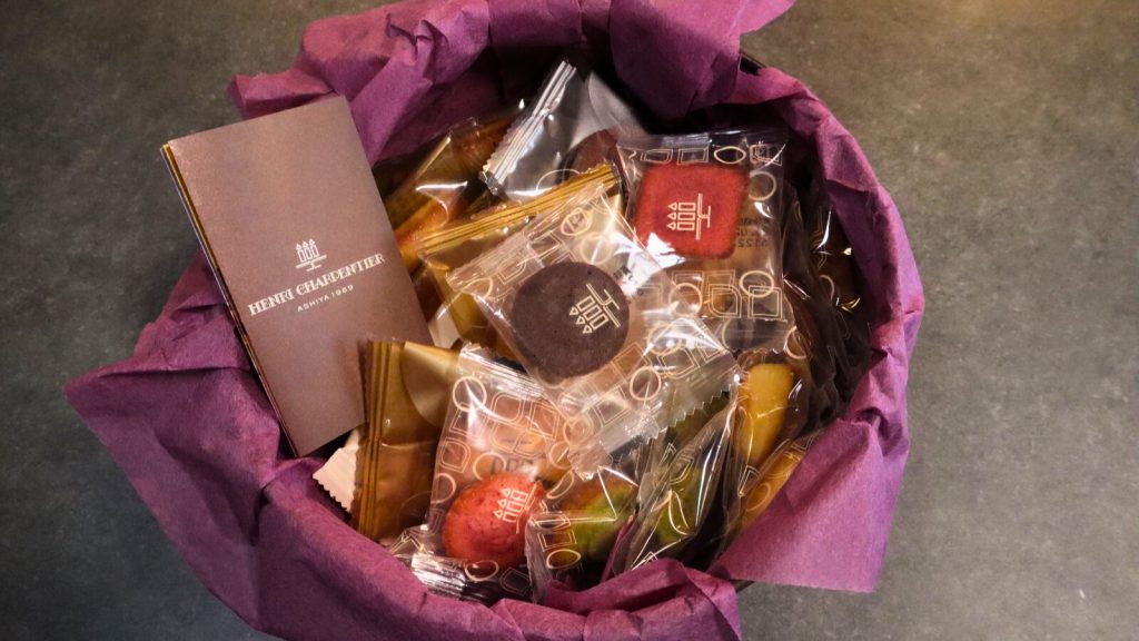 ふるさと納税で届くアンリ・シャルパンティエのガトー・キュイ・アソート。フィナンシェや焼き菓子の詰め合わせ全体像。