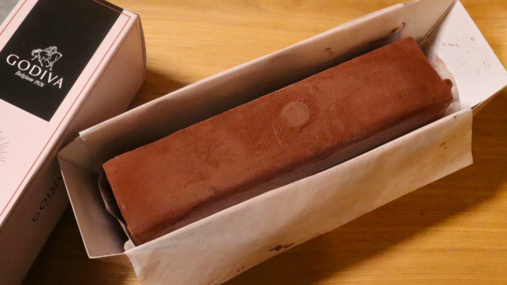 ゴディバチョコレートケーキ、箱から取り出した様子