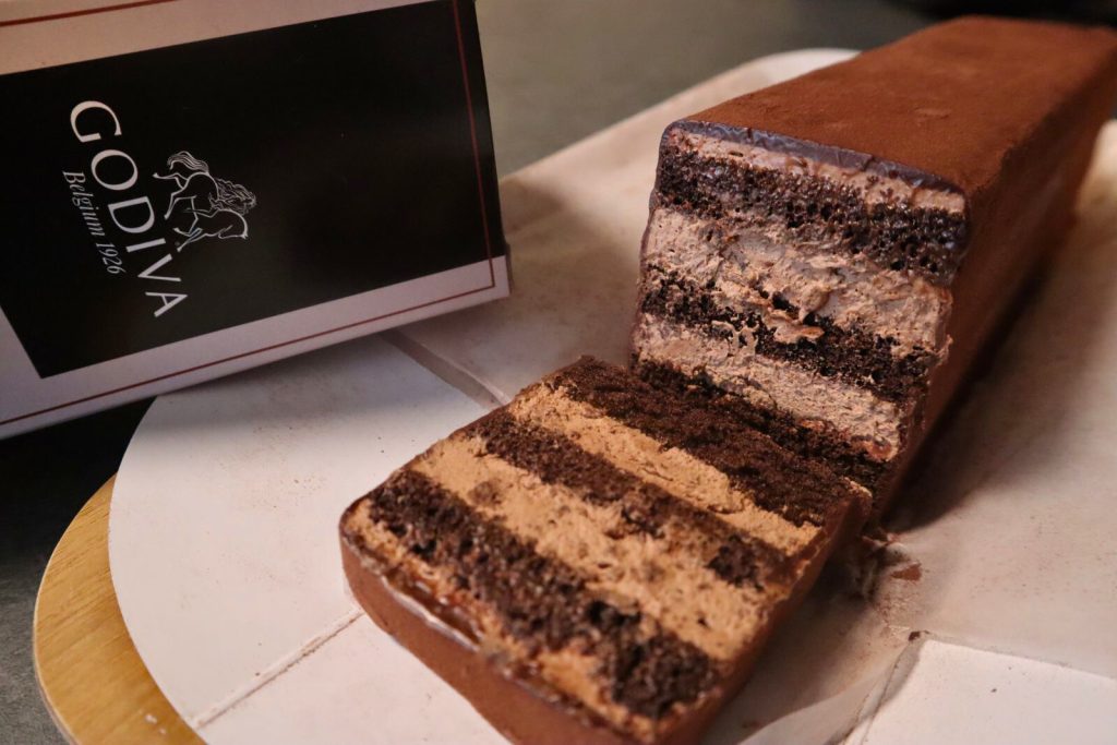 ふるさと納税で届くゴディバの濃厚チョコレートケーキ全体の写真