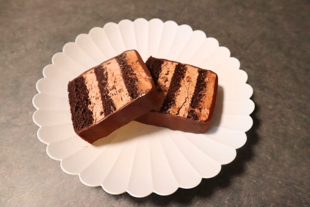 ゴディバチョコレートケーキの断面、濃厚なムースとスポンジの層