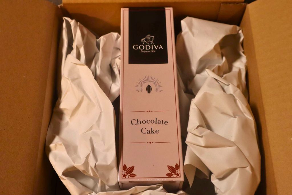 ふるさと納税のゴディバチョコレートケーキの配送箱と梱包状態

