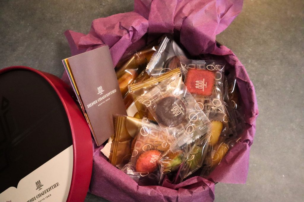 アンリ・シャルパンティエのMボックス開封時。個包装のフィナンシェやクッキーが詰まった様子。