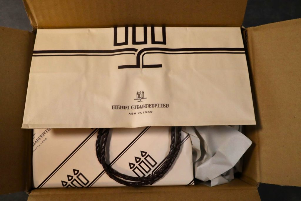 アンリ・シャルパンティエの包装紙で丁寧にラッピングされた返礼品の梱包状態。
