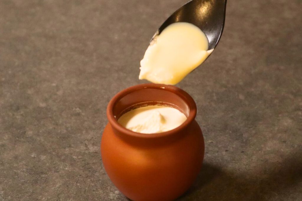 神戸フランツを開封した状態。濃厚なプリンの質感