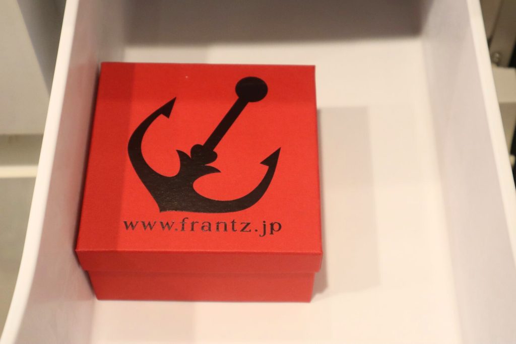 ふるさと納税の神戸魔法の壷プリンの冷凍配送箱が家庭用冷凍庫に収まっている様子