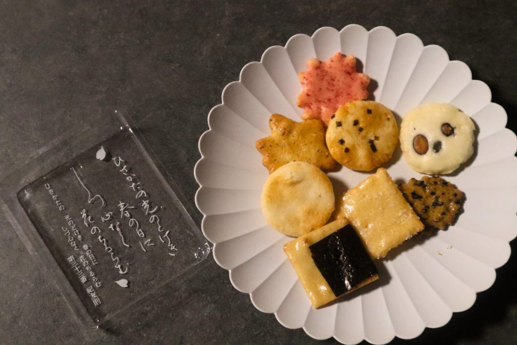 個包装内のトレーには百人一首が描かれていました。