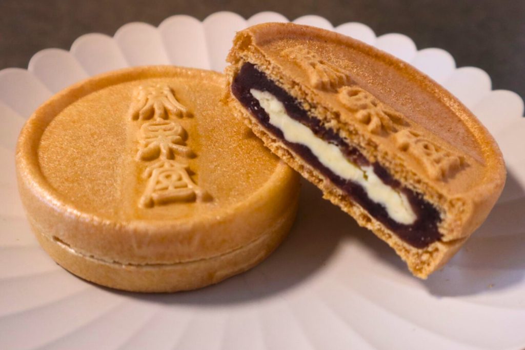 シーラカンス モナカ 粒あんとバターの断面