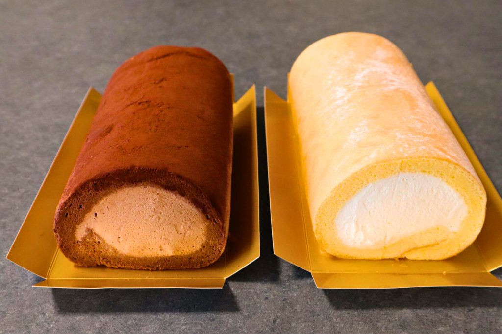 堂島バニラロールとプリンスロールの包装を開封した写真