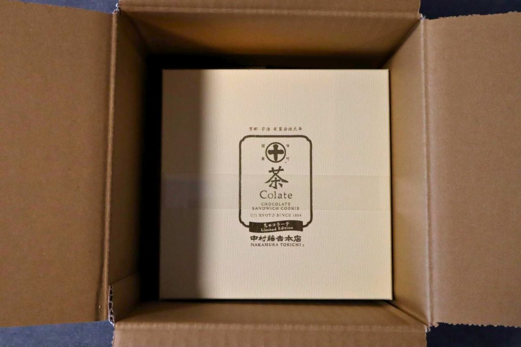 中村藤吉本店 茶Colateが届いた段ボールを開封した様子
