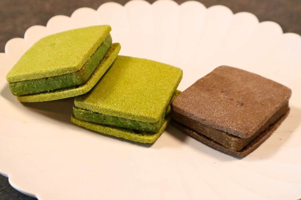 茶Colate 抹茶味の個包装を開けて中身を取り出した様子