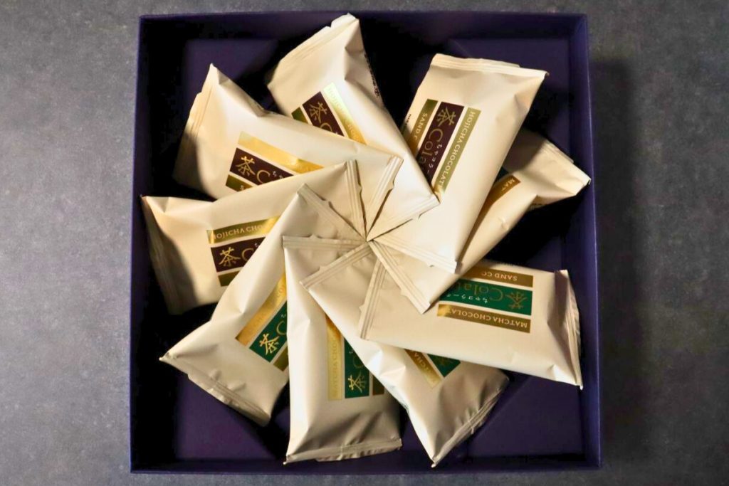 茶Colateの化粧箱を開けた状態 個包装が並ぶ様子