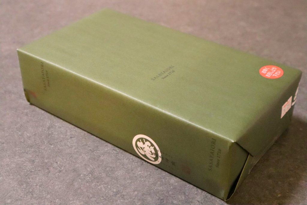 笹屋伊織 どら焼 包装紙で包まれた化粧箱