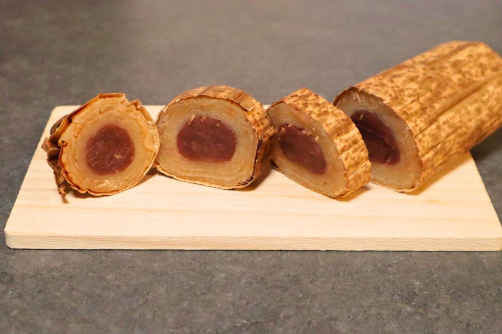 竹皮ごと切った笹屋伊織のどら焼