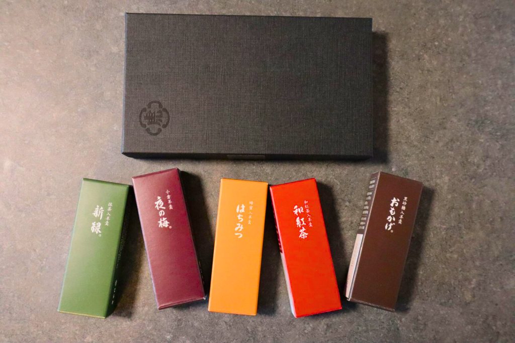 とらや 小形羊羹 5本入　箱を開けた中身