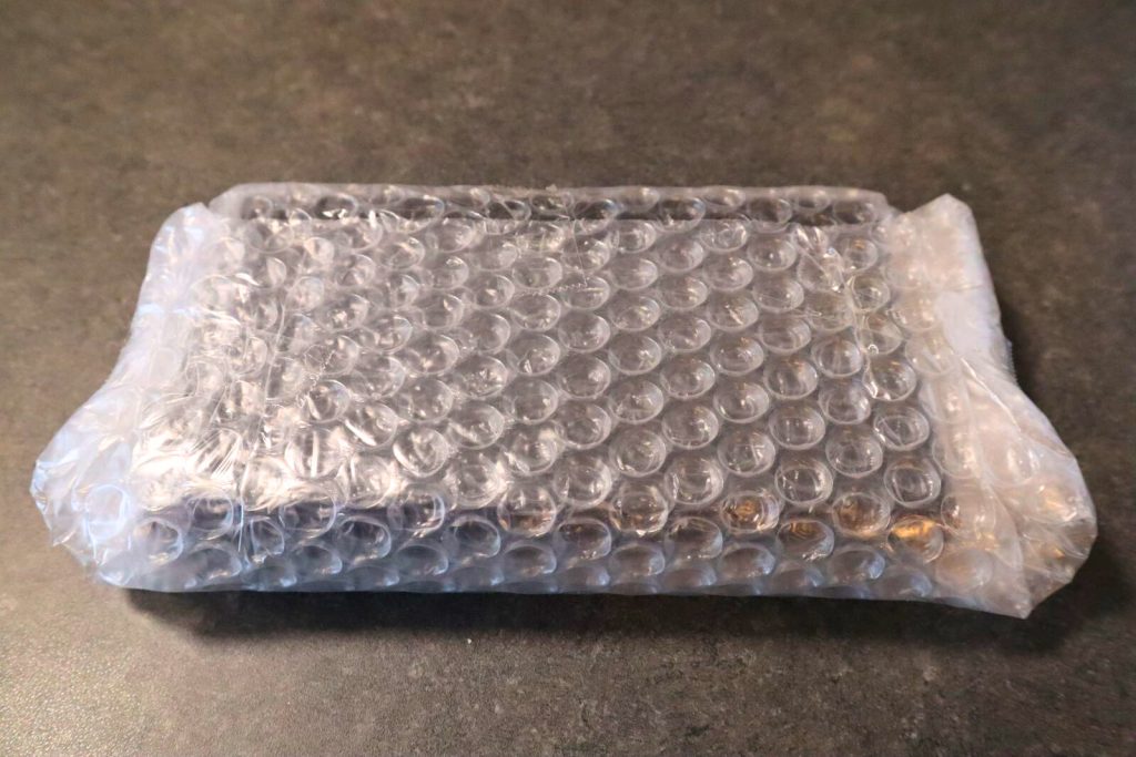 緩衝材に包まれたとらや 小形羊羹 5本入