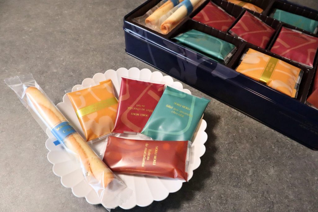 ヨックモックのサンクデリス、小缶を開けた写真