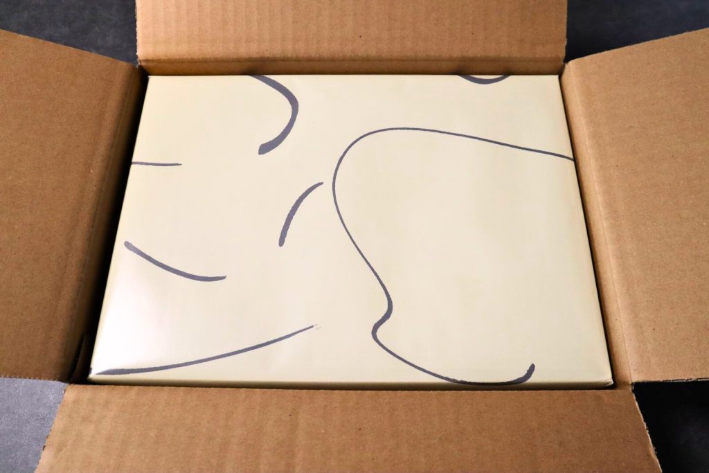 栃木県日光市のふるさと納税で届いた、ヨックモック専用の包装紙で丁寧にラッピングされたギフト箱