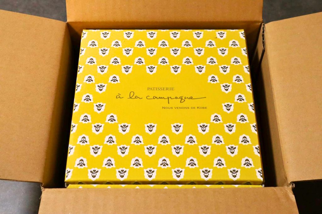 段ボールを開けた時の写真