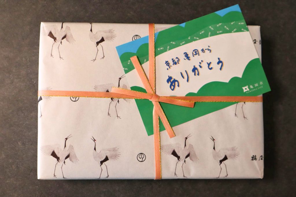 鶴屋吉信　紙袋から取り出した様子