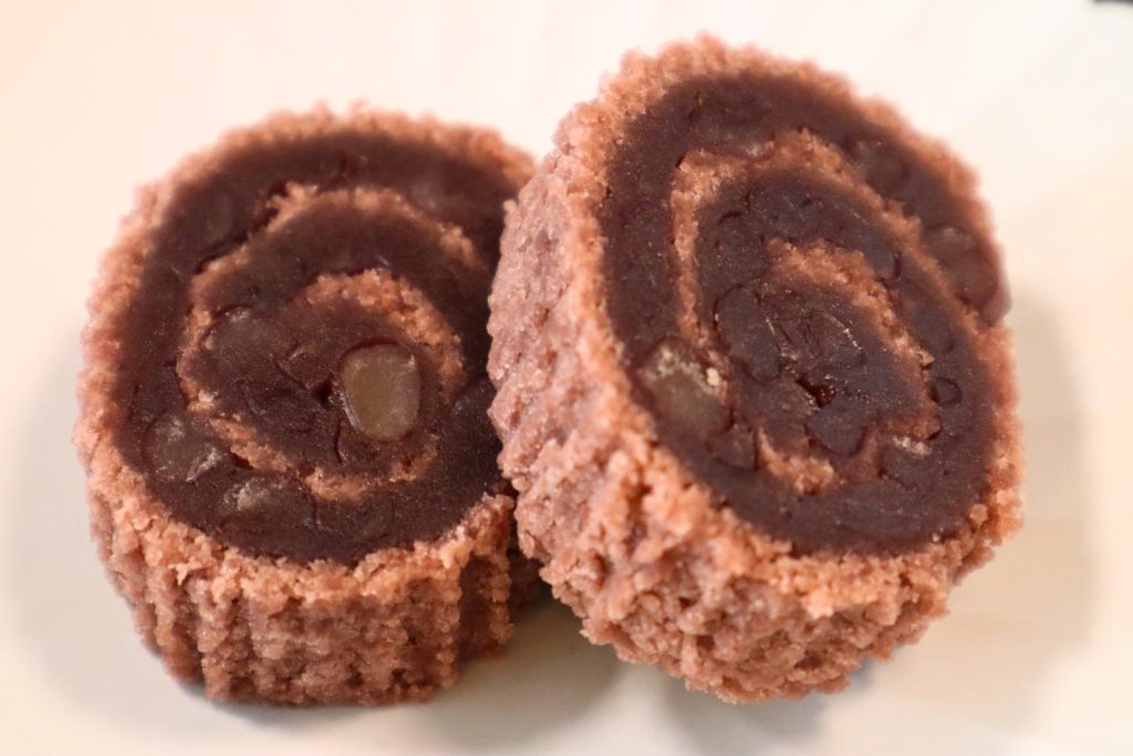 お皿に盛り付けた京観世の渦巻き模様