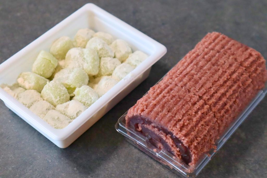 鶴屋吉信 京観世・柚餅　個包装を開けた様子