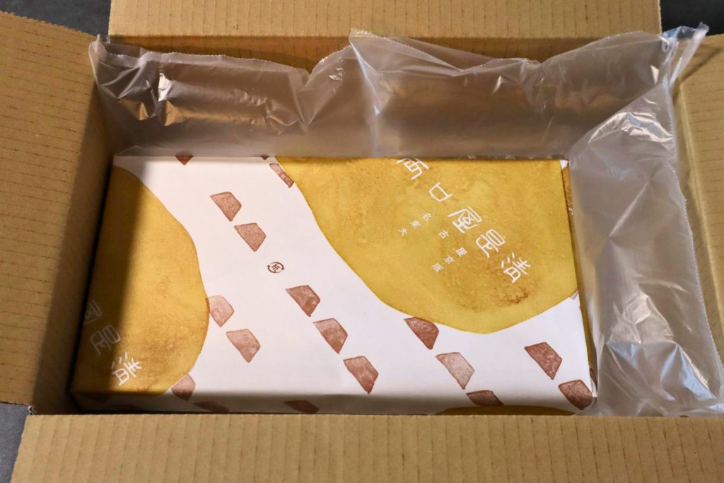 両口屋是清の銘菓詰合せ 段ボールを開けた様子